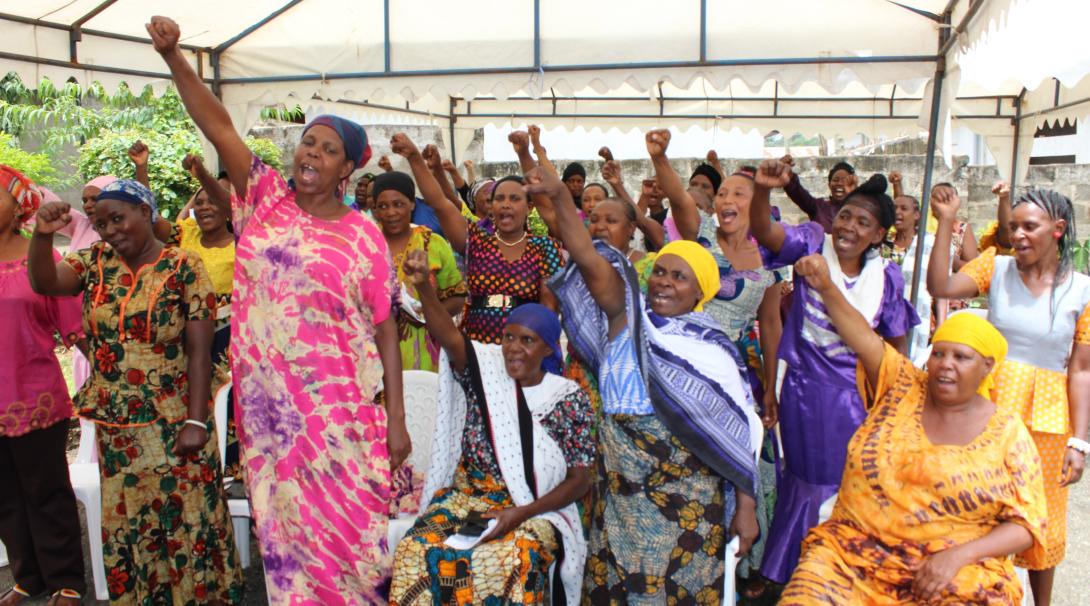 Mujeres en una actividad de Microfinanzas en Tanzania. Mujeres en un taller de empoderamiento en Tanzania.